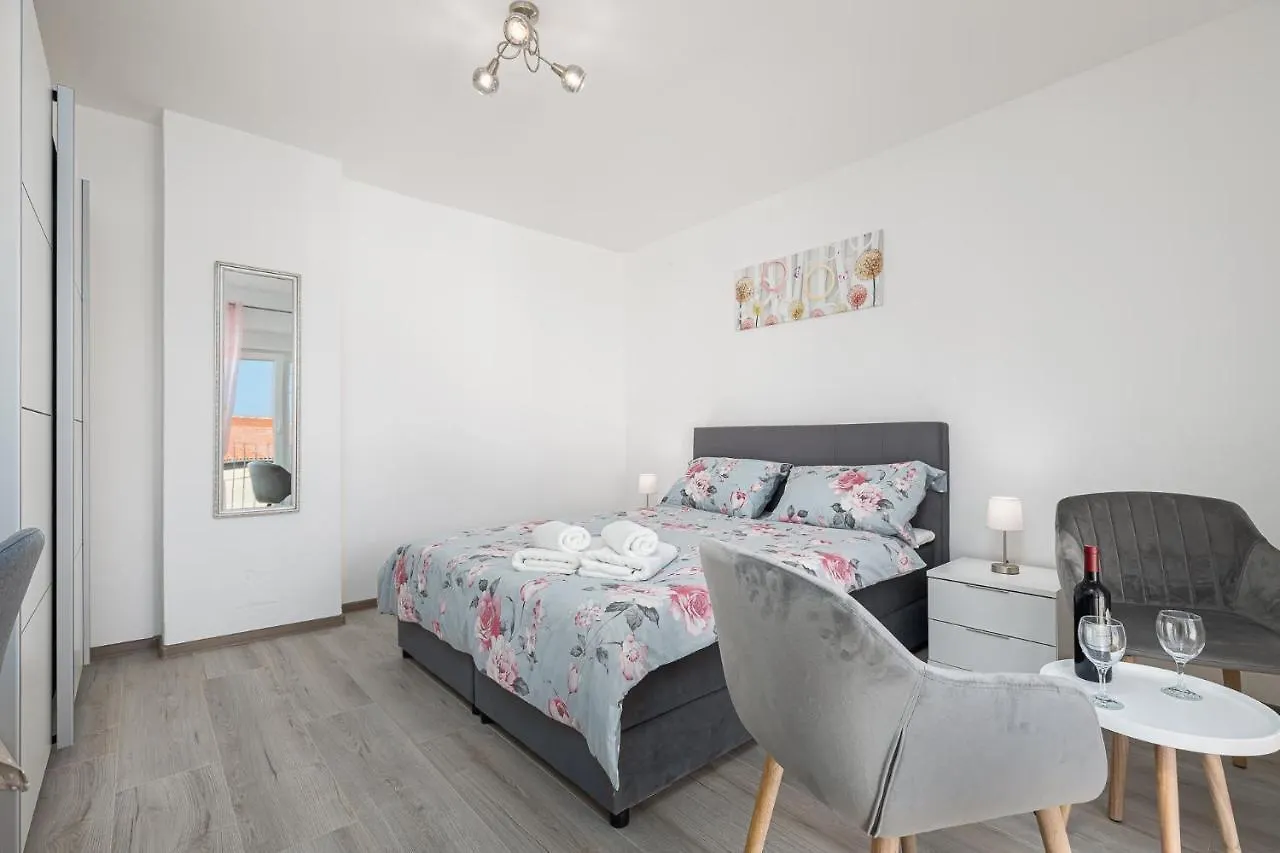 Ticiana A3 Close To Sea Apartman Poreč